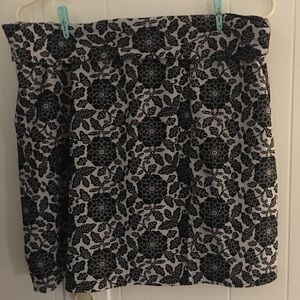 Junionia XL swim skirt Black & white flowers